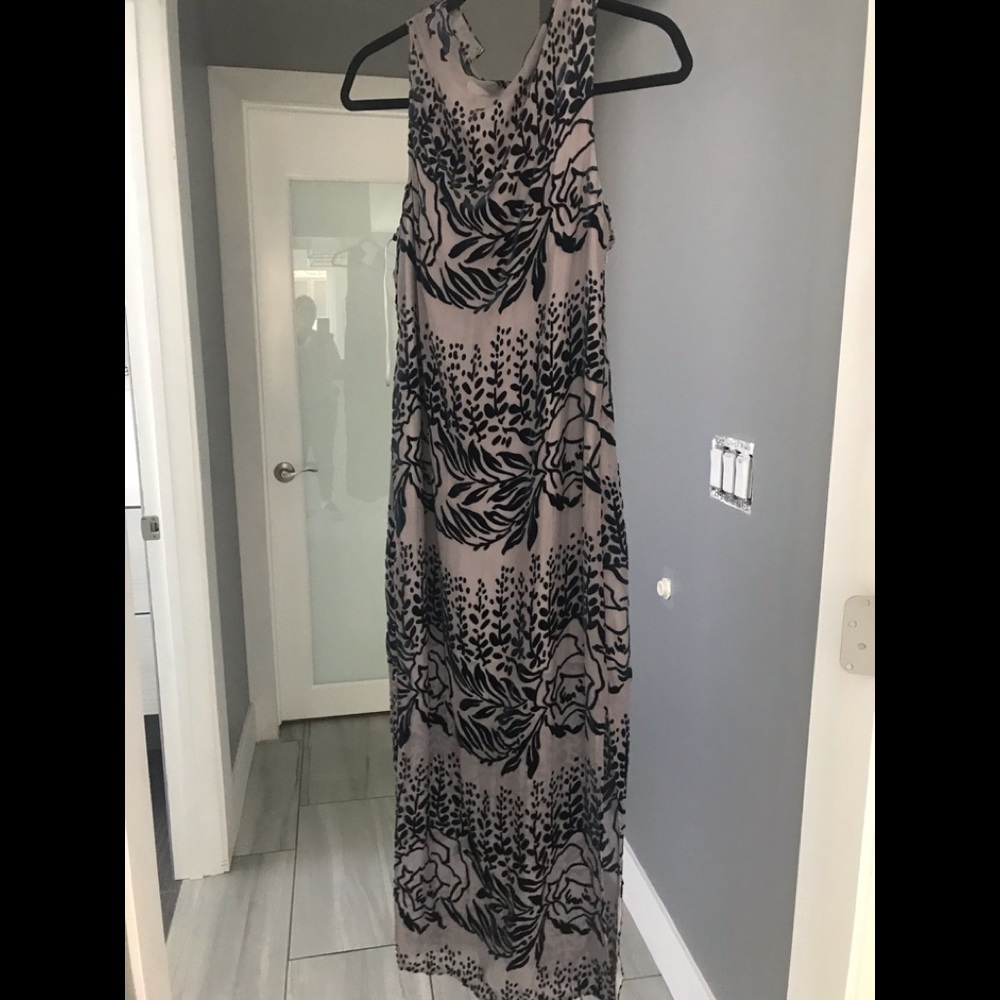 Long sleeveless dress